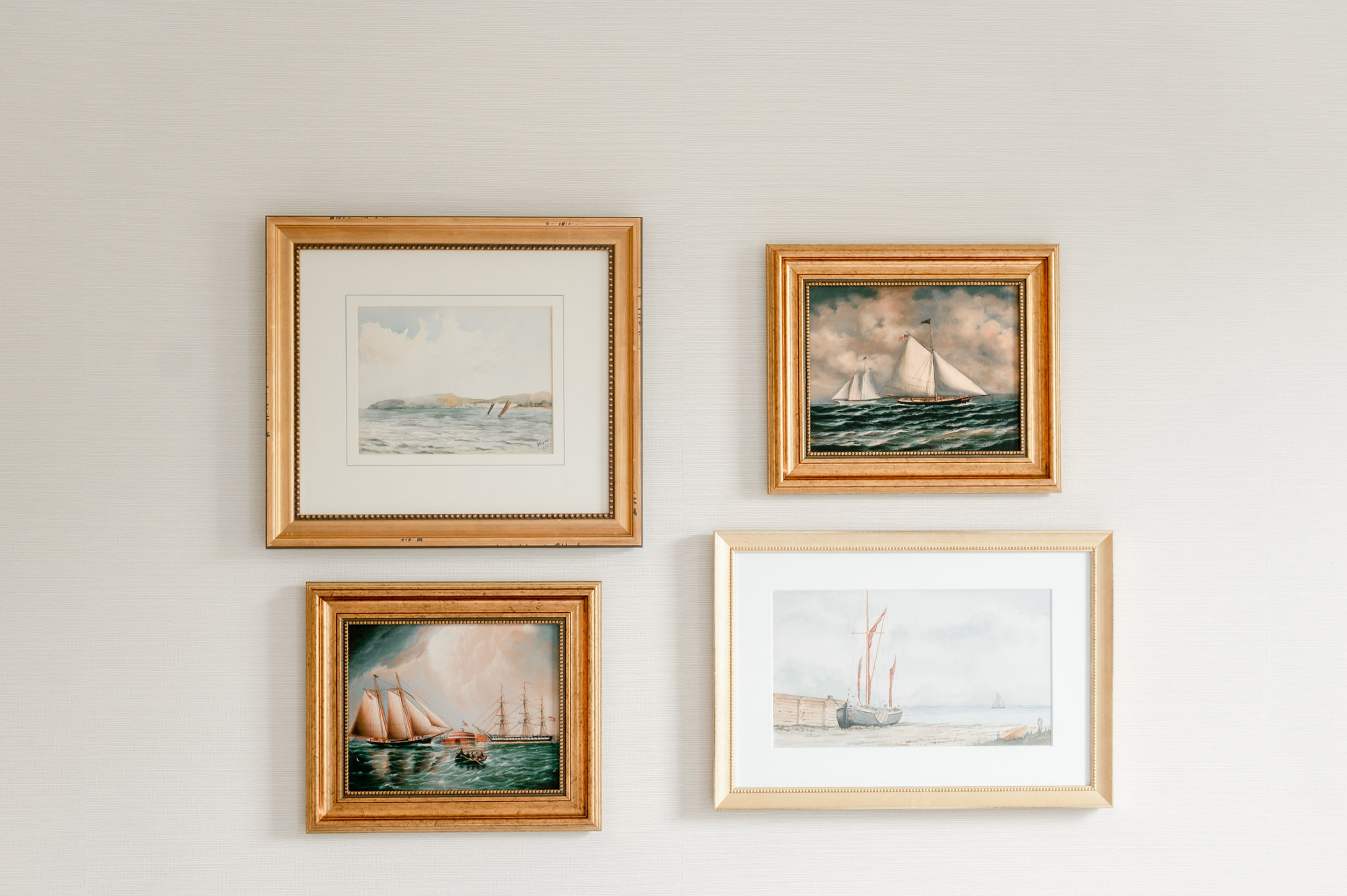 Nursery inspiration : gold frames hold paintings of sailboats